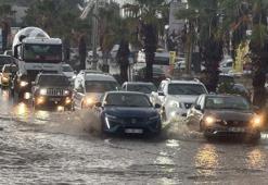 Muğla Bodrum'da kuvvetli sağanak yaşamı olumsuz etkiledi, yollar göle döndü