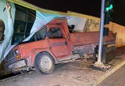 Elazığ’da freni patlayan kamyon önce otomobile ardından inşaat bariyerine çarptı: 2 yaralı