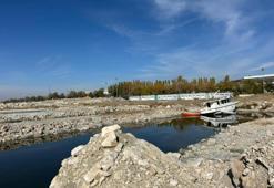 Van Gölü çekilince balıkçı limanları karaya döndü
