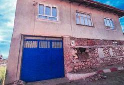 Isparta'da köy muhtarı gözünü tarihi esere dikti! Evin duvarındaki taşı çıkarıp çaldı