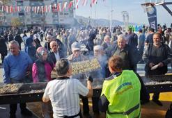 Samsun Yakakent'te düzenlenen festivalde 3 ton hamsi 2 saatte tüketildi