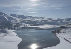 Erzincan'da yağan kar manzarayı değiştirdi!