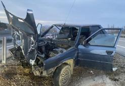 Çorum-Amasya karayolunda otomobil bariyere çarptı: 2 yaralı