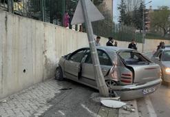 Eskişehir'de kontrolden çıkan araç aydınlatma direğine çarpıp hurdaya döndü