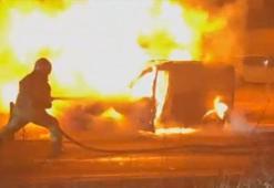 Diyarbakır Silvan Bulvarı'nda hafif ticari araç alev topuna döndü