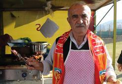 Bir zamanlar formasını giydiği Kayserispor'un stadının önünde köfte ekmek satıyor