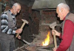 Giresun'da bir asırlık miras tehlikede: 70 yaşını deviren iki kardeş baba yadigarını 100 yıllık körükle yaşatıyor!