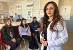 Koreceyi kendi çabasıyla öğrendi! Vanlı öğretmen öğrencilerine ilham oluyor