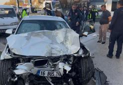 Bursa'da dehşet anları! Sürücülerinin yarıştığı 2 otomobil, belediye otobüsü ile çarpıştı; 14 yaralı