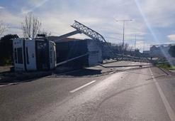 Tekirdağ'da kamyonun açılan damperi direkleri yıktı, o anlar kameraya yansıdı