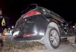 Karaman’da sürücüsünün direksiyon hakimiyetini kaybettiği otomobil refüje çıktı