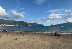 Muğla Marmaris’te yazdan kalma günler: Vatandaşlar sahillere akın etti