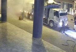 Adana'da seyir halindeki kamyonun kasası alev aldı