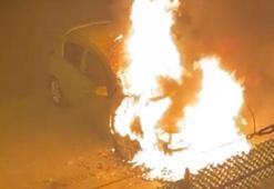 Karabük'te park halindeki otomobil alev alev yandı