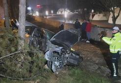 Karabük’te kontrolden çıkan otomobil, direk ve ağaçlara çarptı: 1 yaralı