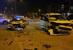 Erzincan'da hafif ticari araç ile otomobilin çarpışması sonucu 4 kişi yaralandı