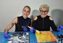 Kemoterapisine bir gün kala annesinin de kanser olduğunu öğrendi! Anne - kız omuz omuza mücadele verirken sanatla iyileşiyorlar