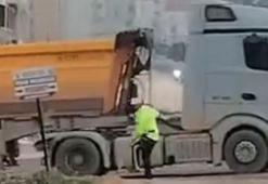 Hatay’da polis memurundan örnek hareket: Araçlar zarar görmesin diye yaptıkları kameraya yansıdı