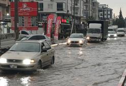 Antalya'da şiddetli yağış yolları göle çevirdi