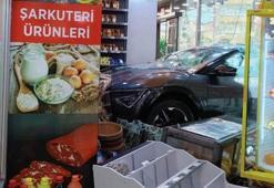 Kocaeli'nde kontrolden çıkan cip şarküteriye daldı: Kıl payı kurtuluş kamerada
