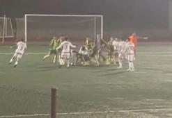 Kocaeli’de amatör maçta futbolcular tekme tokat birbirine girdi