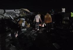 Şanlıurfa'da tekstil malzemesi yüklü tır devrildi: Yol trafiğe kapandı