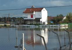 Balıkesir’de yağmur etkili oldu! Yollar göle döndü, evleri su bastı