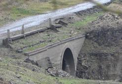 Su seviyesi d&#252;şt&#252;! Tarihi yolun kalıntıları g&#252;n y&#252;z&#252;ne &#231;ıktı