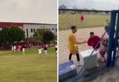 Adana'da maçta saha karıştı! Oyuncular arasında yumruklu tekmeli kavga çıktı