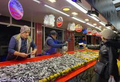Hamsinin kilosu 150 liraya düştü! Vatandaşlar akın etti