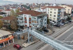 'Yayalar evimi izliyor' diye şikayet etti, üst geçit yıkılıp 1 metre öteye taşındı! Evi yine görebiliyoruz'