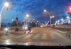Edirne’de kırmızı ışık ihlali yapan motosikletli yayaya çarptı, 2 kişi yaralandı