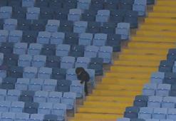 Tribünde tek başına bir çocuk: Futbol dünyası onu konuşuyor