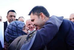 Depremdeki gözyaşları yeni evlerinde mutluluğa dönüştü: Koyunlu çifti Bakan Kurum’u bu kez sevinç gözyaşlarıyla karşıladı