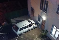 Kütahya Hisarcık’ta otomobil evin duvarına çarptı: 1 ölü, 1 yaralı
