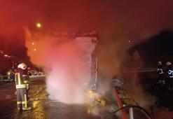 Şanlıurfa-Gaziantep Otoyolu'nda beyaz eşya yüklü tır alev alev yandı
