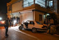 Adana Yüreğir'de kamyonete ve iş yerinin duvarına çarpan otomobildeki çocuk öldü