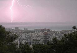 Meteoroloji sarı kodla uyarmıştı: Antalya'da şiddetli yağış etkili oldu, şimşekler görsel şölen oluşturdu