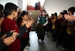 İkranur, 3 yıl sonra lösemiyi yenerek okula döndü: Tek hayali doktor olup kanserli çocukları kurtarmak! Çiçekler ve balonlarla karşıladılar