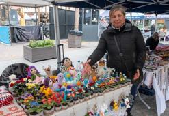 Eskişehir'de soğuk havayı el emeği çiçekleriyle ısıtıyor