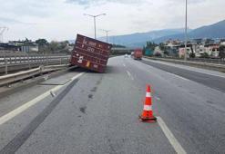 Hatay’da etkili olan fırtına kamyonet ve tırları devirdi