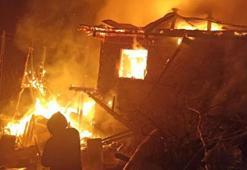 Evde çıkan yangın, okul lojmanına sıçradı