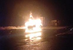 Çorum’da park halindeki araç alev topu oldu, geriye hurda kaldı