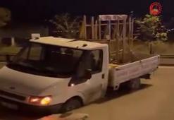 Ankara Polatlı'da yağıştan çöken yolda bir kamyonet mahsur kaldı