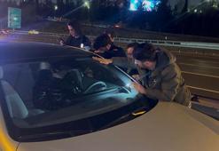 TEM'de şoke eden anlar! İtfaiye, balta ile otomobilin camını kırdı