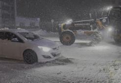 Bursa'da yoğun kar var! Ekipler yolların kapanmaması için aralıksız çalışıyor