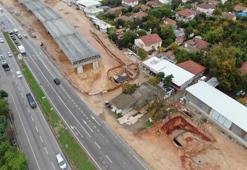 Antalya'da ilginç olay! Yapımı devam eden köprülü kavşak inşaatı pideciye takıldı