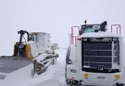 Şırnak'ta kar yolları kapattı, beyaz esaret başladı
