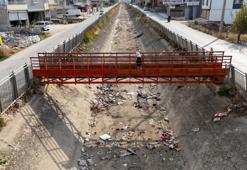 Adana'da rahatsız eden görüntü! Sulama kanalları çöplüğe döndü