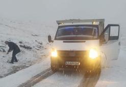 Muş’ta yoğun kar yağışı ulaşımda aksamalara neden oldu